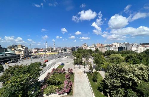 Gumussuyu Mahallesi Apartment | Unbeatable View, Cozy Penthouse with Terrace in Taksim Square