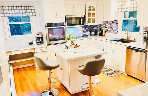 Montville House | Uncasville Getaway “The Lovely Scape Retreat” 5 minutes to the Mohegan Casino.