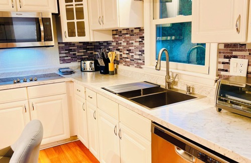 Montville House | Uncasville Getaway “The Lovely Scape Retreat” 5 minutes to the Mohegan Casino.