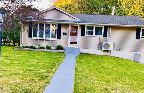 Montville House | Uncasville Getaway “The Lovely Scape Retreat” 5 minutes to the Mohegan Casino.