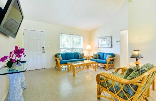 South Bradenton House | Uncle Louies Gulf Coast Gem with Outdoor Oasis
