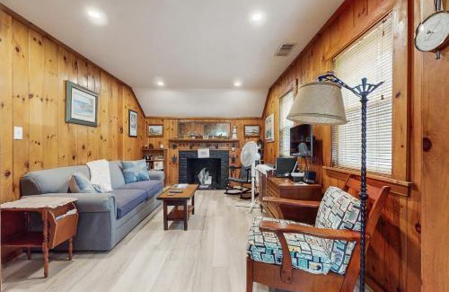 Dennis Port House | Uncle Rolfs Cozy Cottage