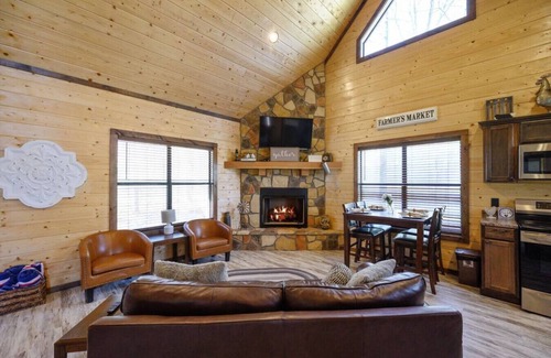 Broken Bow Cabin | Uncork and Unwine sleeps 6