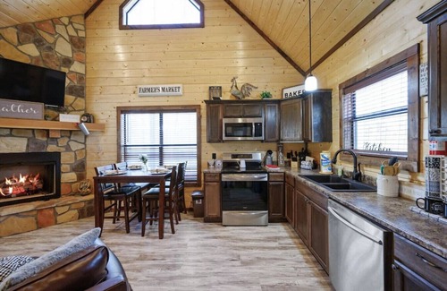 Broken Bow Cabin | Uncork and Unwine sleeps 6