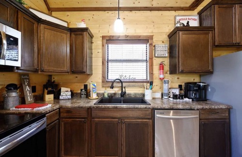 Broken Bow Cabin | Uncork and Unwine sleeps 6