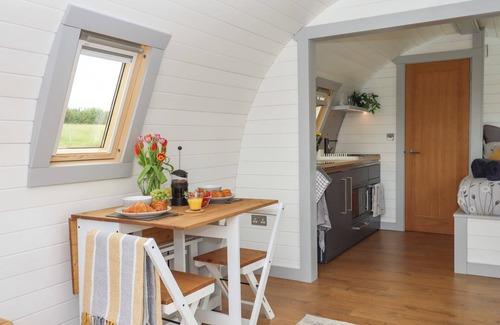 Totnes Cottage | UNDER OAK POD, pet friendly, with hot tub in Totnes