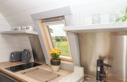 Totnes Cottage | UNDER OAK POD, pet friendly, with hot tub in Totnes