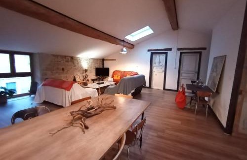 Montreal Apartment | Une perle dans la malepère.