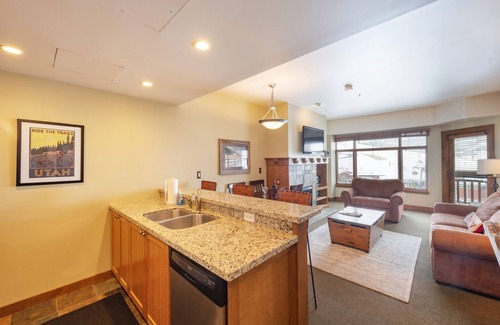 Park City Condo | Unequalled Ski in Out, Next to Gondola, Sundial 1BR, Pool, Hot tub, Condo Nast Winner C305