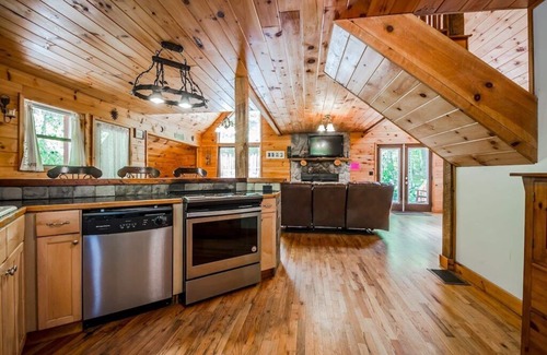 Helen Cabin | Unforgettable | Pet Friendly | Hot Tub | Private Porches | Fire Pit | Pool Table