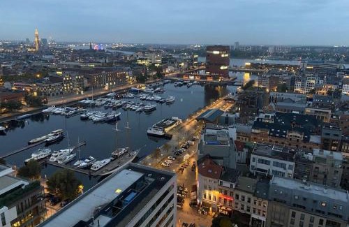 De Kaaien Apartment | UNIEK appartement - mooiste en hoogste uitzicht op Antwerpen! - incl gratis parking