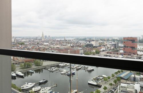 De Kaaien Apartment | UNIEK appartement - mooiste en hoogste uitzicht op Antwerpen! - incl gratis parking