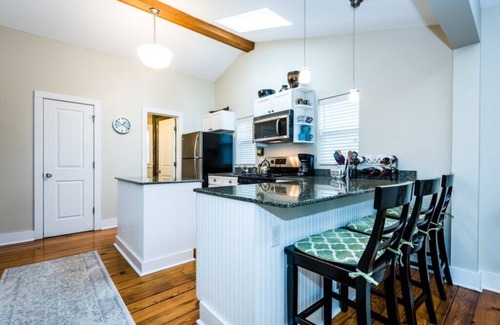 Union Pier Cottage | Union Pier Cottage Close To Beach & Downtown.