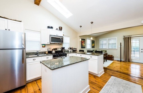 Union Pier Cottage | Union Pier Cottage Close To Beach & Downtown.