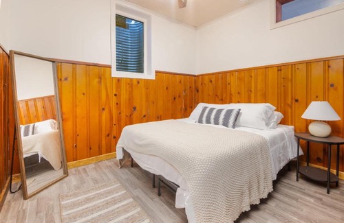 Des Moines House | Unique 1 Bedroom Home With Large Backyard