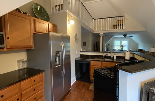 Columbia Apartment | Unique 2-BR Apartment with updated finishes & close proximity to Campus/Downtown