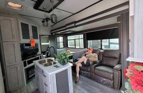 Rio Linda House | Unique 2BR 5th Wheel Getaway - Horse Ranch Views - Wi-Fi & A/C