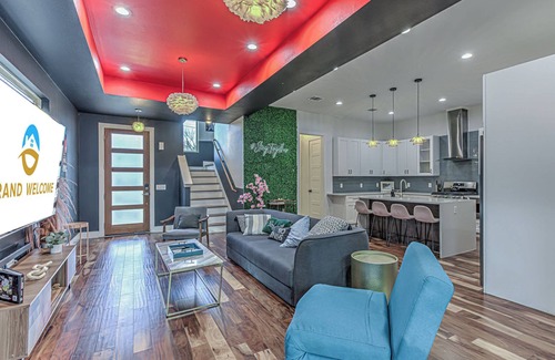 MLK House | Unique 3 BDR for 10, Near Downtown & 6th St!