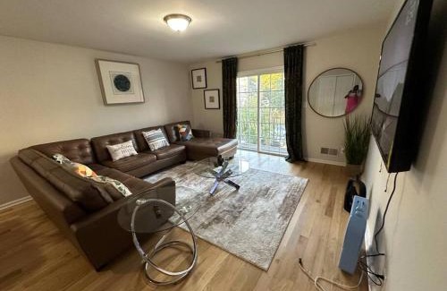 Ampere Apartment | Unique 3 Bedroom 10 mins from EWR Airport NYC