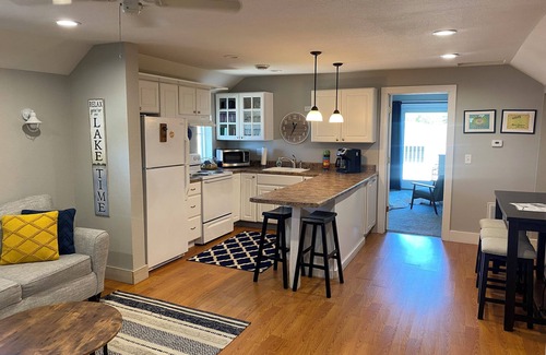 Clear Lake Apartment | Unique Apartment above Lake Time Brewery in Downtown Clear Lake
