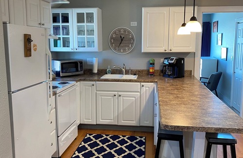 Clear Lake Apartment | Unique Apartment above Lake Time Brewery in Downtown Clear Lake
