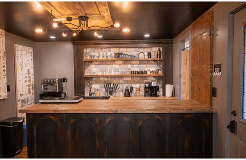 Hinckley House | ♣ Unique & Artsy Former Escape Room ♣ w/ Outdoor Fire Pit
