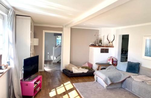 Unterzeismering Apartment | Unique Bavarian Cottage at Lake Starnberg