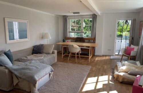 Unterzeismering Apartment | Unique Bavarian Cottage at Lake Starnberg
