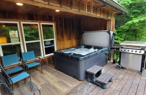 Slade Cabin | Unique Cabin in Natural Bridge State Park! Renovated, New Hot Tub, Wi-Fi