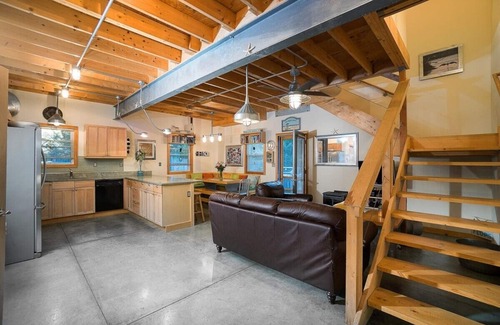 Charlestown House | Unique contemporary cottage near the beach in the quaint town of Charlestown