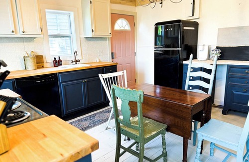 Pacific Cottage | Unique Cottage - Dog Friendly - Close to Purina