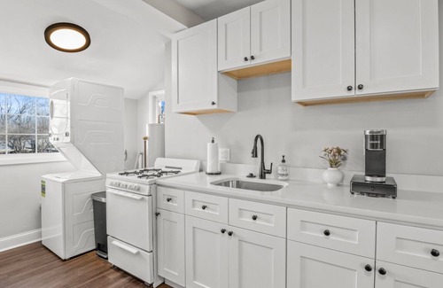 North Wales Cottage | Unique & Cozy Carriage House ~ Queen Beds ~ Patio!