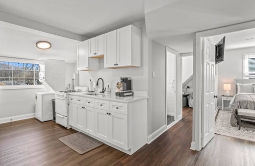 North Wales Cottage | Unique & Cozy Carriage House ~ Queen Beds ~ Patio!