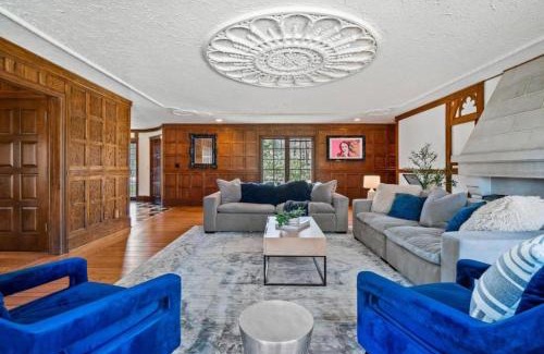 Northwest Akron House | Unique Estate 5 Bedrooms Fire Pit Sleeps 10