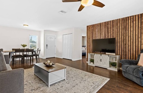 Lake Sarasota House | Unique Family Home w/ King Bed