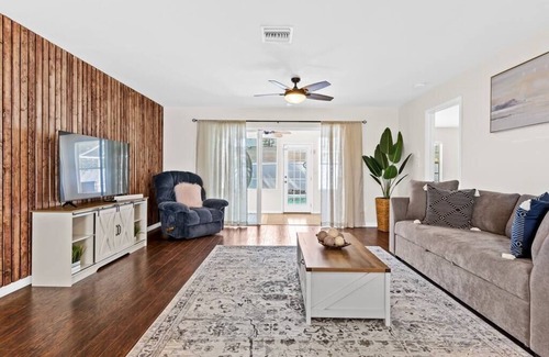Lake Sarasota House | Unique Family Home w/ King Bed
