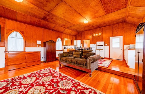 Orick House | Unique farm cabin with WiFi, private washer/dryer, & kitchenette
