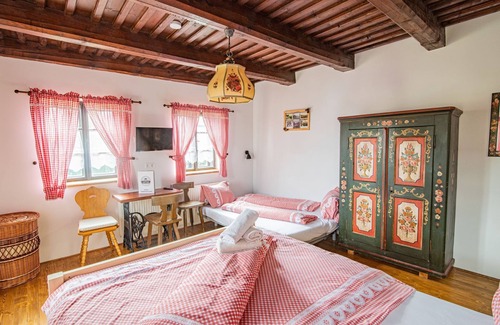 Volary Cabin | Unique guesthouse in the historic Alpenhaus