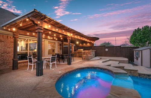 Lewisville House | Unique heated pool & spa outdoor kitchen, game room near DFW sleeps 10-12
