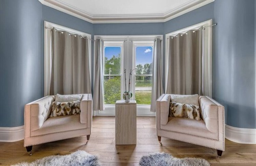Penfield House | ~ Unique Home - Large Pool - 3 Acre Front Yard ~