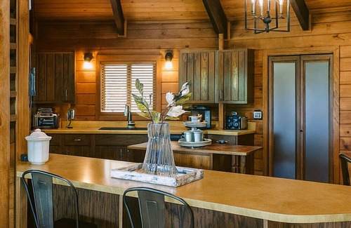 Buffalo Ridge House | Unique Home Where The Buffalo Roam! Perfect for Families, Reunions. Hunters.
