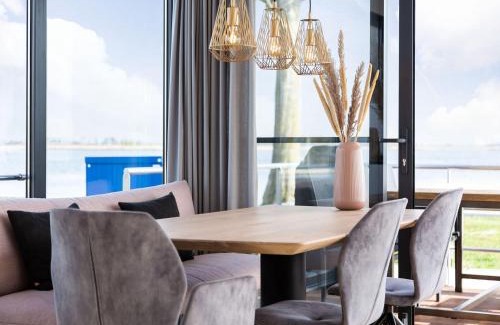 Offingawier Boat Rental | Unique Houseboat on and around the Sneekermeer