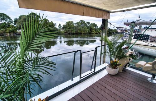 Merritt Island Resort | Unique Houseboat Rental