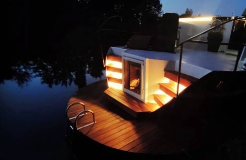 Amsterdam West Boat Rental | Unique houseboat with Sauna @ walking distance historic center of Amsterdam.