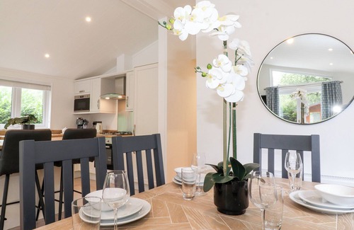 Troutbeck Bridge Cottage | UNIQUE LUXURY LODGE, family friendly, with pool in Windermere