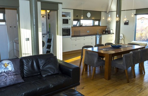 Selfoss Cottage | Unique Modern Luxury Cottage in the Heart of the Golden Circlen,