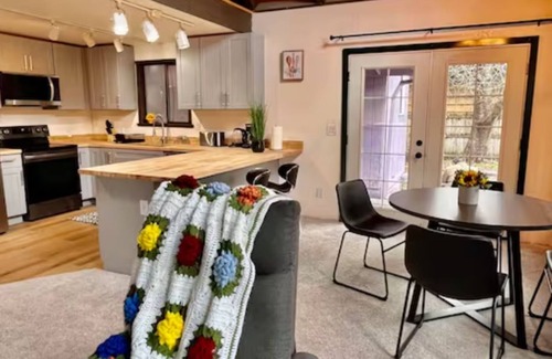 North Bend Cabin | Unique/modern/Mt Si/Shopping