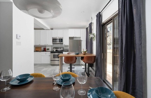 Ville-Marie Apartment | Unique Old Montreal Parking & Yard Patio 10 Guests