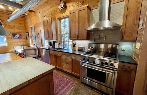 Lansing Cabin | Unique Restored Historic Mill-Creekside,WIFI,Smart TV's,fire pit,fishing