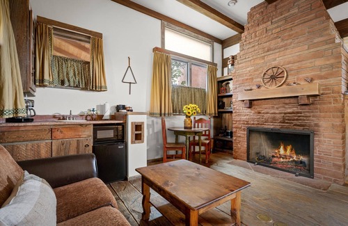 Oak Creek Villa | Unique romantic villa in the heart of The Village of Oak Creek next to Bell Rock
